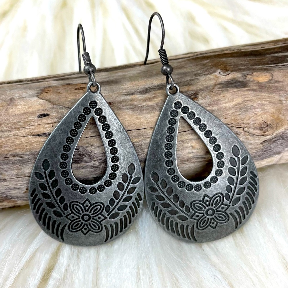 🆕 Teardrop Boho Silver Colored Floral Dangle Earrings NWT